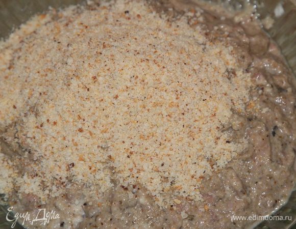 Вымешиваем фарш и добавляем панировочные сухари. У меня ушло 3 столовые ложки сухарей. Может понадобится меньше или чуть больше, все зависит от плотности фарша. На этом этапе можно добавить любые любимые специи, но я ничего добавлять не стала чтобы не перебить вкус и аромат грибов.