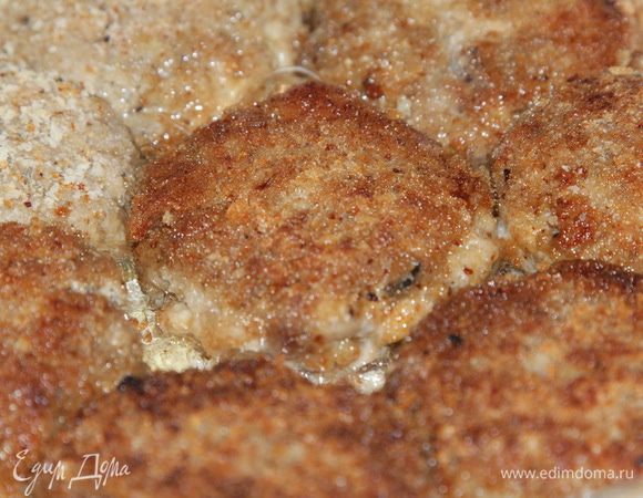 Далее формируем котлетки, панируем их в сухарях и обжариваем с обеих сторон.