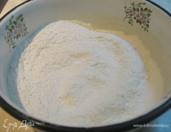 Смешать муку, соду, разрыхлитель и соль. Масло растопить и охладить до комнатной температуры.

