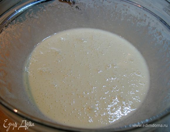 К взбитым белкам добавить растопленное сливочное масло и перемешать. 