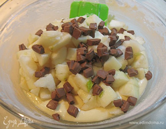 Добавить муку к яичной смеси и перемешать. 
 Грушу порезать на небольшие кусочки.  Шоколад тоже нарезать на кусочки или натереть на крупной терке. Грушу и шоколад добавить в тесто и перемешать. 