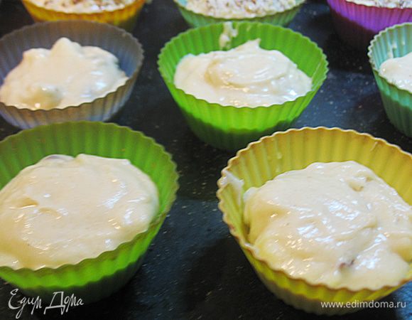 Формочки заполнить тестом на 2/3. 