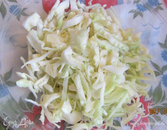 Капусту очищаем от верхних грубых листьев, тонко шинкуем. Затем режем поперек кусочками длиной 2-3 см. Присыпаем небольшим количеством соли, слегка ее перетираем и оставляем на 10 минут.
