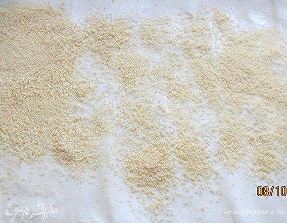 Слоеное тесто тонко раскатываем (у меня оно уже продавалось раскатанное в виде прямоугольника). Взбрызгиваем его растительныммаслом и посыпаем панировочными сухарями, не доходя до краев 1.5 см.
