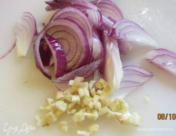 Лук режем полукольцами, чеснок измельчаем.