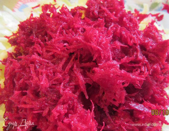 Свеклу трем на мелкой терке.
