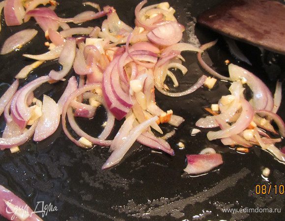 В сотейнике разогреваем масло и обжариваем лук и чеснок 5 минут. 

