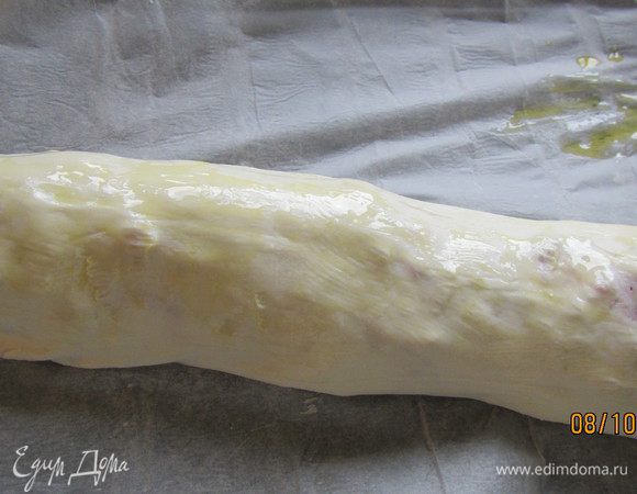 Аккуратно сворачиваем в рулет. Защипываем открытые края. Перекладываем его на смазанный противень (или используем бумагу для выпечки). Выпекаем штрудель в духовке 180 гр минут 40, до золотистого цвета.
