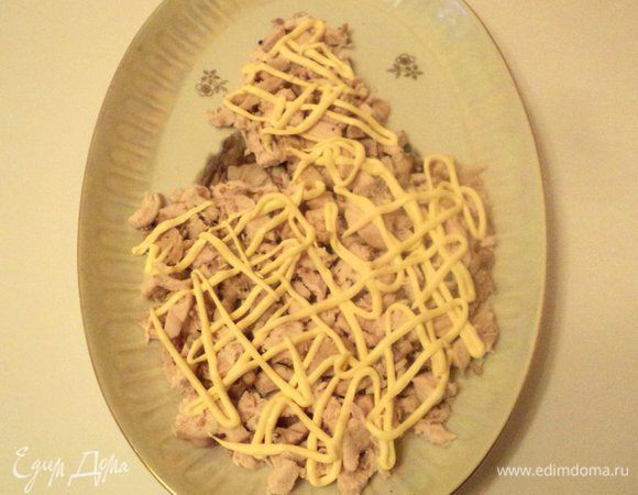 Куриную грудку предварительно отварить, охладить. Затем порезать кусочками и выложить на блюдо  в виде птицы. Можно предварительно нарисовать трафарет, но я делала на глаз. Сверху сеточкой нанести майонез.