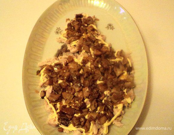 Вторым слоем выложить жаренные грибы с луком. Каждый слой смазывать майонезом.