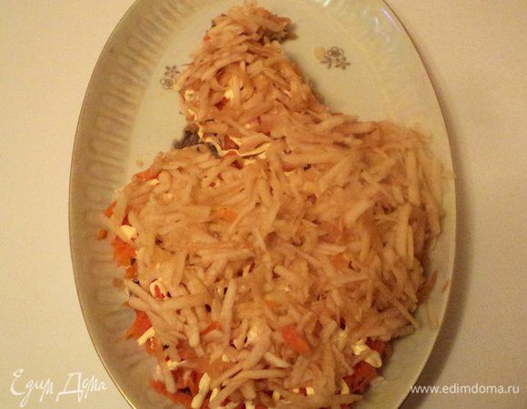 Яблоки почистить от кожицы и семян и натереть сверху на морковный слой, смазанный майонезом.