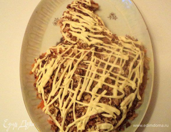 Грецкие орехи измельчить и посыпать яблочный слой.