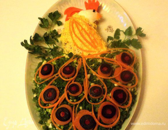 Из яичного белка вырезать голову жар-птицы, клюк, корона, перья на голове из вареной морковки, глаз – из гвоздички или черного перца. Зеленый лук мелко порезать и посыпать на белковый слой, смазанный майонезом. Из моркови, оливок, кусочков сладкого перца сделать хвост птицы, из петрушки – ветку на которой сидит птица. Дать салату настояться 2-3 часа в холодильнике и можно подавать. Приятного аппетита!