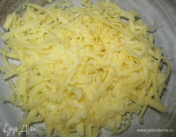 Сыр трем на крупной терке.