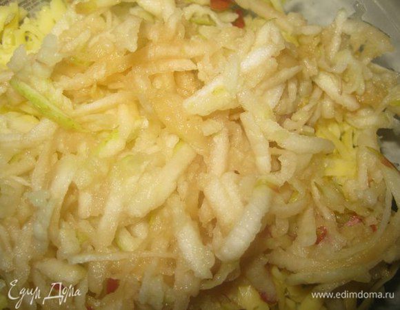 Яблоко также трем на крупной терке.