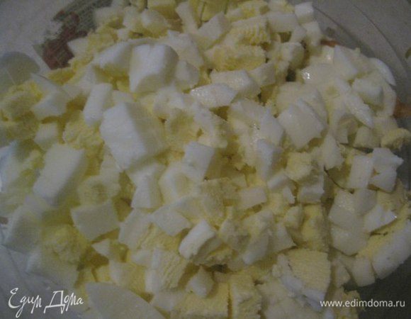 Варим яйца, чисти и режем.