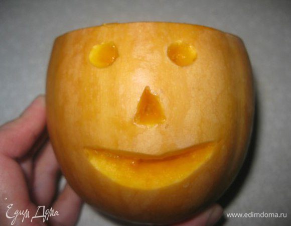 Из тыквы вырезам сердцевину и мелко нарезам.  Жарим ее на растительном масле, немного посолив и поперчив. 
Из тыквы вырезаем веселое лицо.