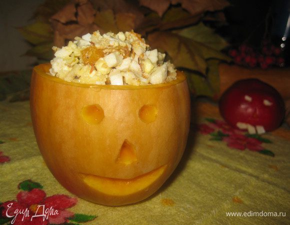 Салат перемешиваем и выкладываем в веселое блюдо.
Всем веселых праздников!