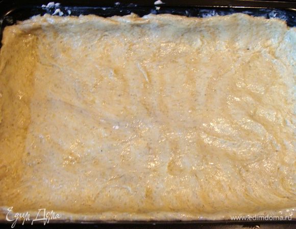 Очищенный картофель, порезать и отварить, не забыв посолить. Скинуть на друшлаг, остудить.
Дальше можно пюрировать любым привычным для вас способом, я просто протерла через этот же друшлаг-сито. Добавить яйца и растопленное, уже охлажденное сливочное масло.
В картофельную массу всыпать просеянную муку и замесить тесто. У меня оно было липкое, чтобы распределить его по форме, я смазала руку растительным маслом.
Распределив равномерно тесто и сделав бортики, нужно поставить форму в морозилку до полного застывания.
