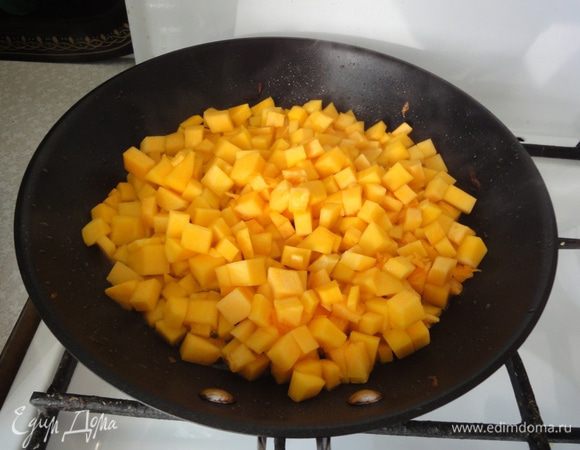 Режем тыкву кубиками и обжариваем на подсолнечном масле.