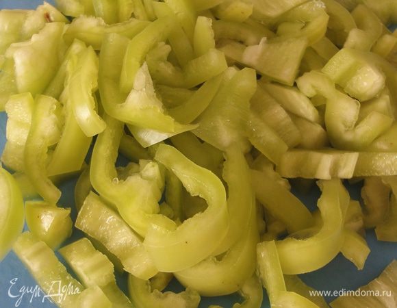 Режем болгарский перец соломкой и обжариваем.