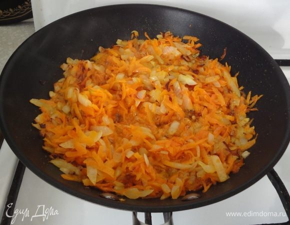 Режем лук кубиками, морковь трем на терке. Все обжариваем.