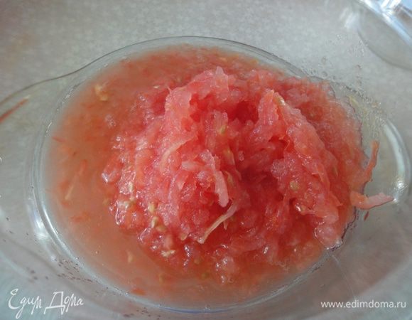 Трем помидор на терке и выливаем в кастрюльку. Можно использовать томатный сок вместо помидоров.