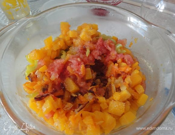 Все ингредиенты добавляем в кастрюльку с помидорами, солим и ставим в духовку или аэрогриль на 20 мин. при t 210*