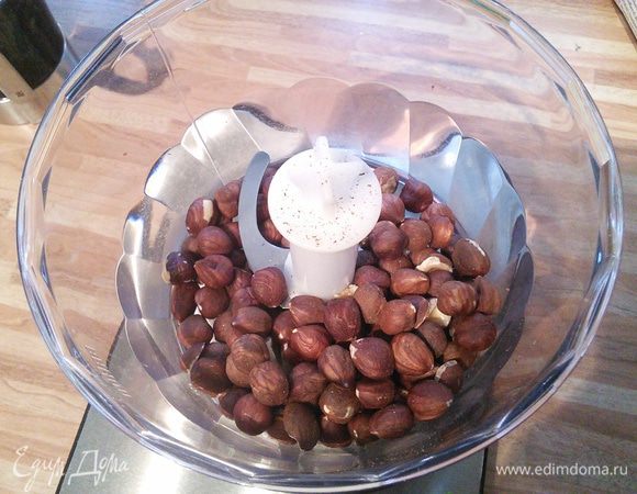 Фундук смолоть в муку. 