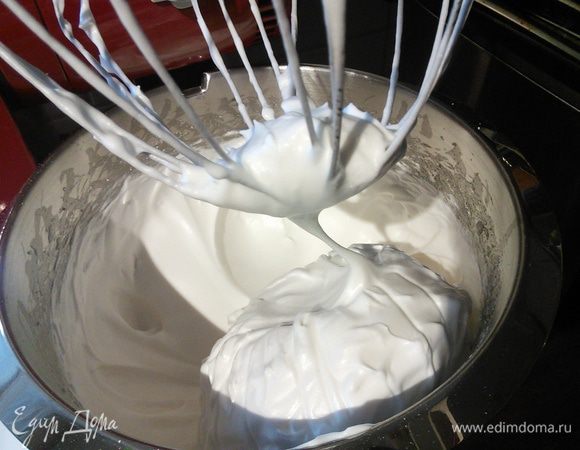 Я увеличила порцию до 7 белков, соответственно пересчитала все остальные ингредиенты. Рада любому доступном способу их утилизации! Так вот белки взбиваем до лёгкой пены, продолжая взбивать добавляем лимон. сок, добиваемся плотно взбитых белков. Постепенно всыпаем коричневый сахар, затем сахарную пудру. Пена плотная,  блестящая. 