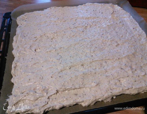 Тесто распределяем по противню с бумагой, выпекаем 10-12 мин. Мне понадобилось больше времени. 