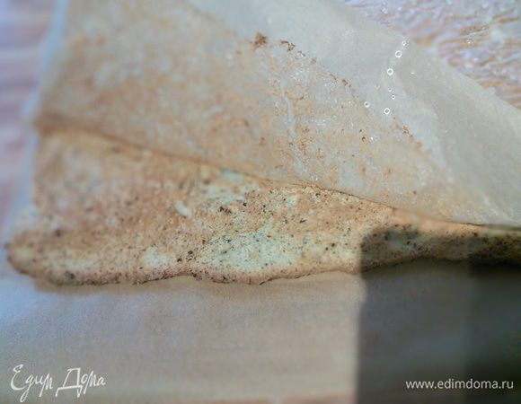 Аккуратно снимаем  бумагу с коржа. 