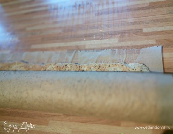 Заворачиваем уже в чистый лист и даём остыть. Крем я фотографировала, с ним все просто: замочите желатин в небольшом количестве холодной воды. Взбейте сливки с ванилином. Растворите кофе в 2 ст. ложках горячей воды, набухший желантин выжмите и растворите в кофе. Если смесь ещё горячая, остудите её немного, вмешайте 2 ст. ложки сливок, затем и остальные сливки. 