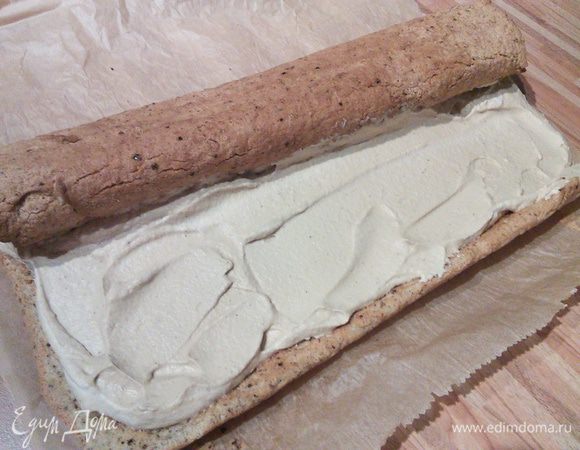 Разверните корж и смажьте его кремом. Сверните в рулет и поставьте мин. на 2 часа в холодильник. Рулет готов. Приятного аппетита! 