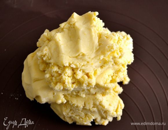 Добавить в полученную мокрую крошку теста яйцо. Замесить тесто... У меня оно получилось замечательной консистенции - поддатливое и компактное, совсем не липнущее к рукам! Если Вам покажется необходимым, можно добавить пару ложек холодной воды. Собрать тесто в шар, завернуть в пленку и убрать на 30 минут в холодильник.