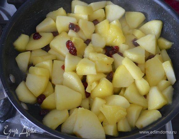 Выложить яблоки со сливочным маслом в сковороду и слегка обжарить, добавив сахар по вкусу. Количество будет зависит от кислоты яблок. Добавить апельсиновую цедру и немного апельсинового сока. Потушить пока жидкость не выпарится. В конце всыпать вишню, осторожно всё перемешать и снять с огня. Остудить.