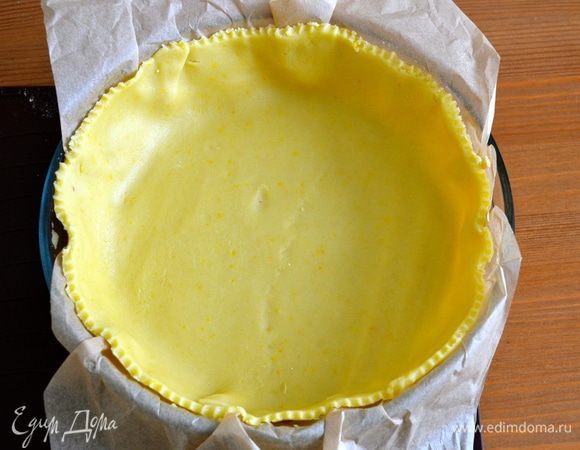 Тесто достать из холодильника. Большую часть теста раскатать и выложить в форму (у меня диаметр 22 см).