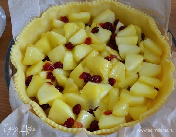 Выложить начинку и разровнять.