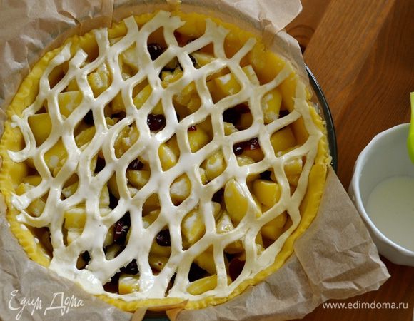 По рецепту предлагалось из оставшегося теста вырезать сеточку и накрыть ею пирог... У меня, к сожелению, никак не получалось выложить такую сеточку из песочного теста... (((( Но, отказываться от идеи именно так украсить этот пирог не хотелось!! Поэтому я пошла на хитрость и сделала эту сеточку из....слоеного теста!!! Получилось очень даже не плохо! А в готовом изделии смотрелось вообще замечательно... ;)) Сверху смазать пирог сливками или яйцом... Поставить выпекаться в заранее разогретую до 180°C на 20-30 минут, пока не зарумянится.