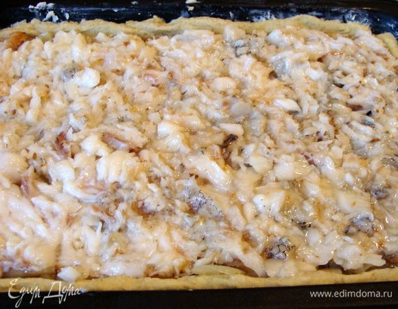 У меня было примерно 300 г жареного мокрокуса, я его разделила на перышки. Это очень нежная белая рыбка, в готовом виде даже желеобразная.
Но можно использовать филе окуня, судака, минтая, трески... любой рыбы на ваш вкус.
Можно конечно использовать и сырую рыбу, тогда ее лучше замариновать с солью и приправами заранее, чтобы была более пряная.