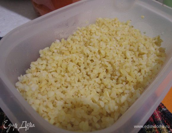 Булгур залить стаканом кипятка, оставить для набухания.