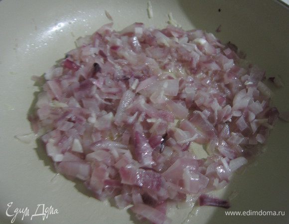 Лук и чеснок нарезать и обжарить на растительном масле до прозрачности.