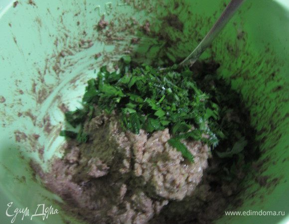 Добавить измельченную зелень, перец, соль и сок лимона, перемешать.