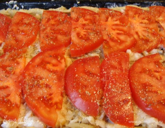 Сладкий, спелый, ароматный помидор порезать дольками и положить поверх рыбы. Поперчить смесью перцев из мельнички.
Поставить в разогретую до 200* духовку на 20 минут.