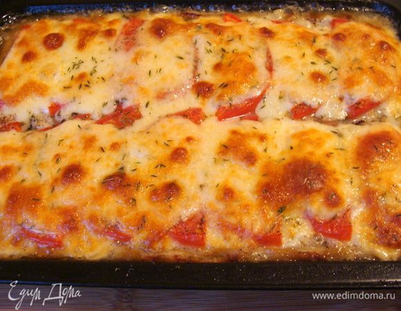 Подавать горячим!
У меня была влажная желеобразная рыба, пирог получился пропитанный соком и сочный. Если рыба будет сухая, то пирог получится с хрустящей корочкой.
И то и другое очень вкусно!