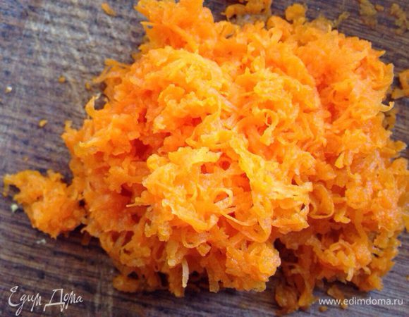 Разогреть духовку до 180 градусов. Вымыть, очистить и натереть тыкву на мелкой терке.