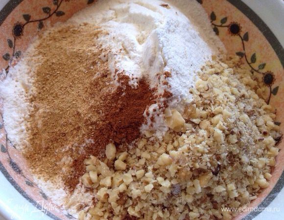 Муку просеять в миску, смешать с разрыхлителем, солью, специями и молотыми грецкими орехами.