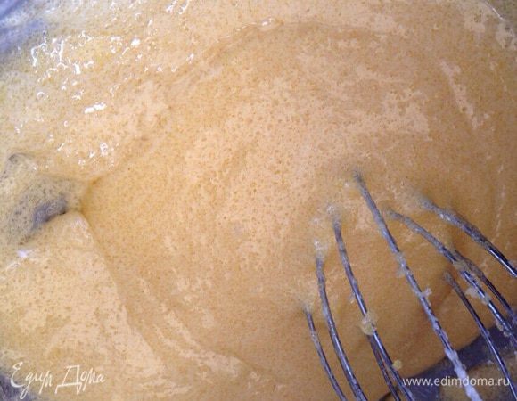 Белки отделить от желтков. Желтки растереть с сахаром добела.