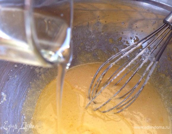 К желткам влить растительное масло.