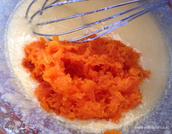И добавить натертую тыкву, хорошо перемешать.